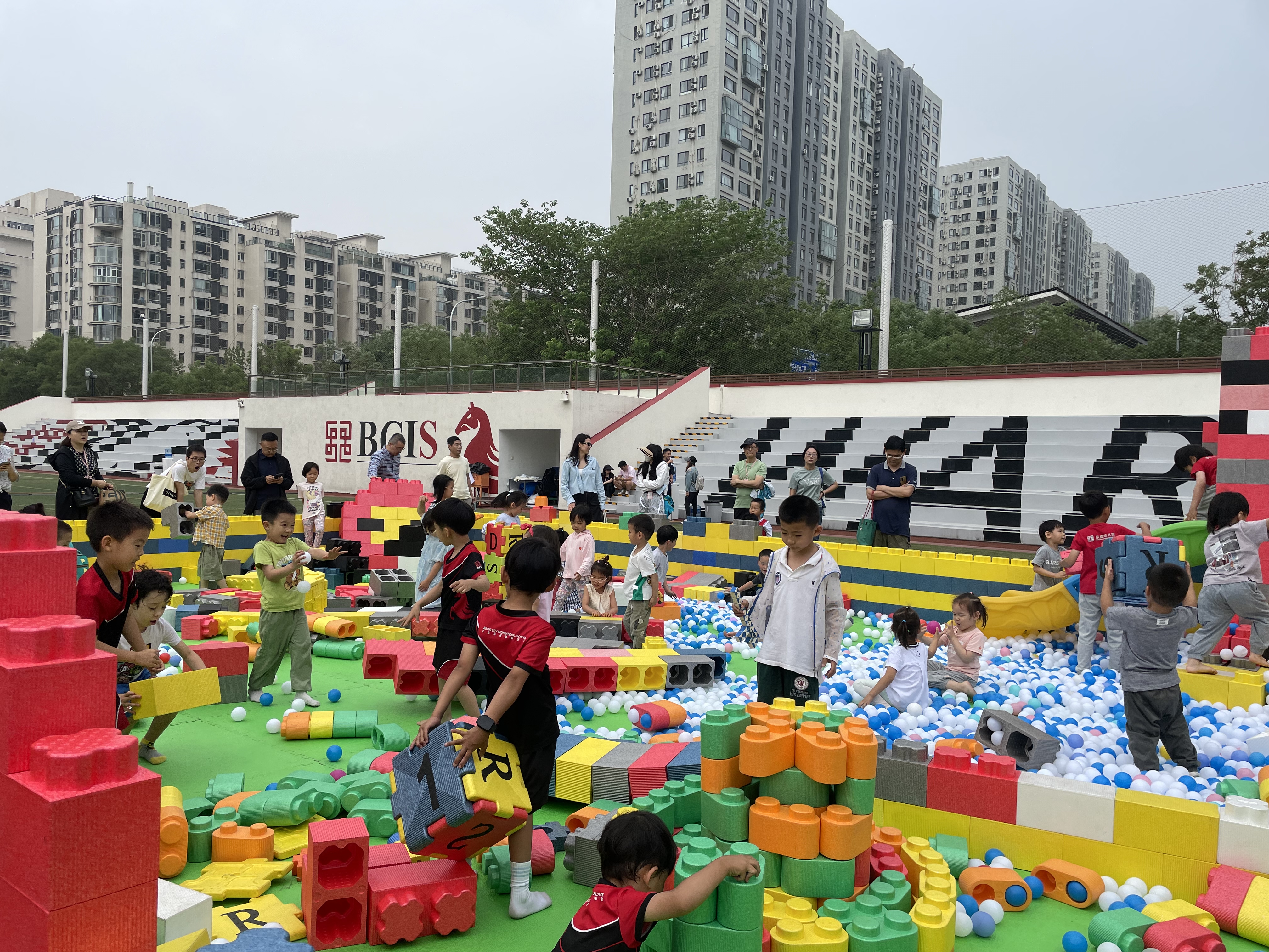 社团展示、多样游戏北京乐成学校举办春季游园会(图1)